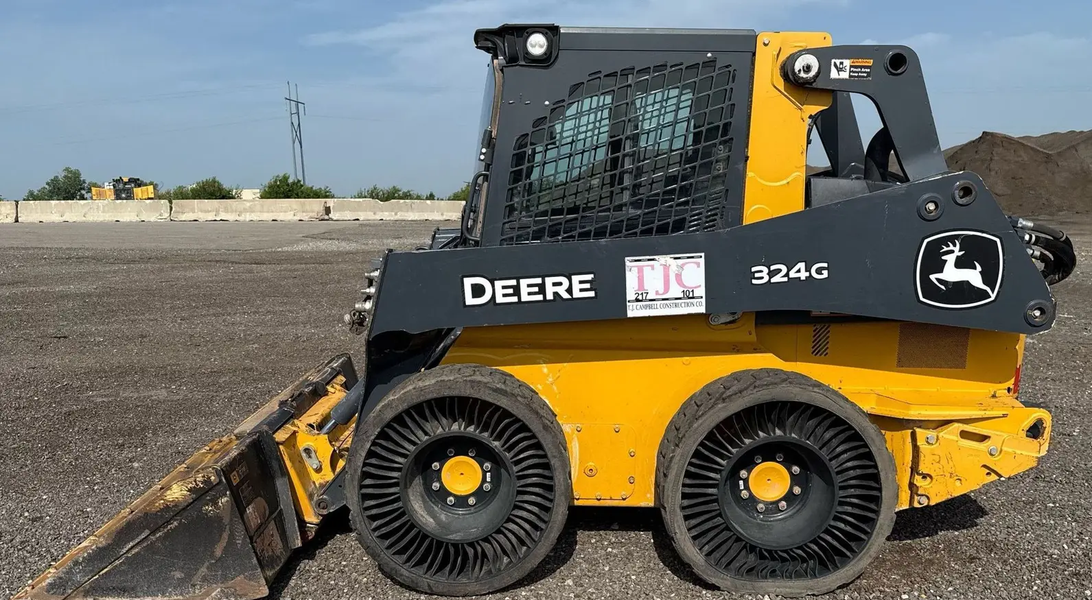 2021 John Deere 324G skid steer loader