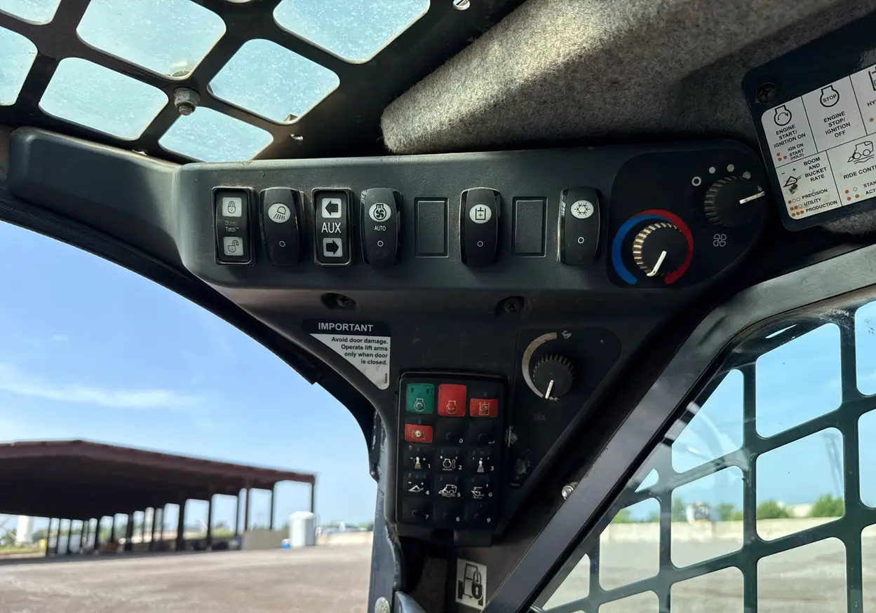 2021 John Deere 324G skid steer loader