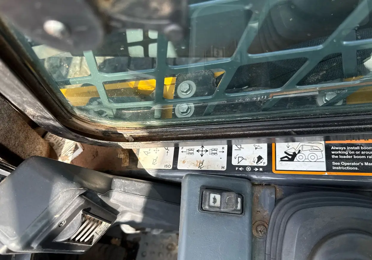 2021 John Deere 324G skid steer loader