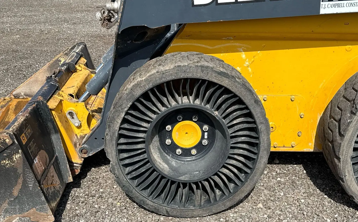 2021 John Deere 324G skid steer loader