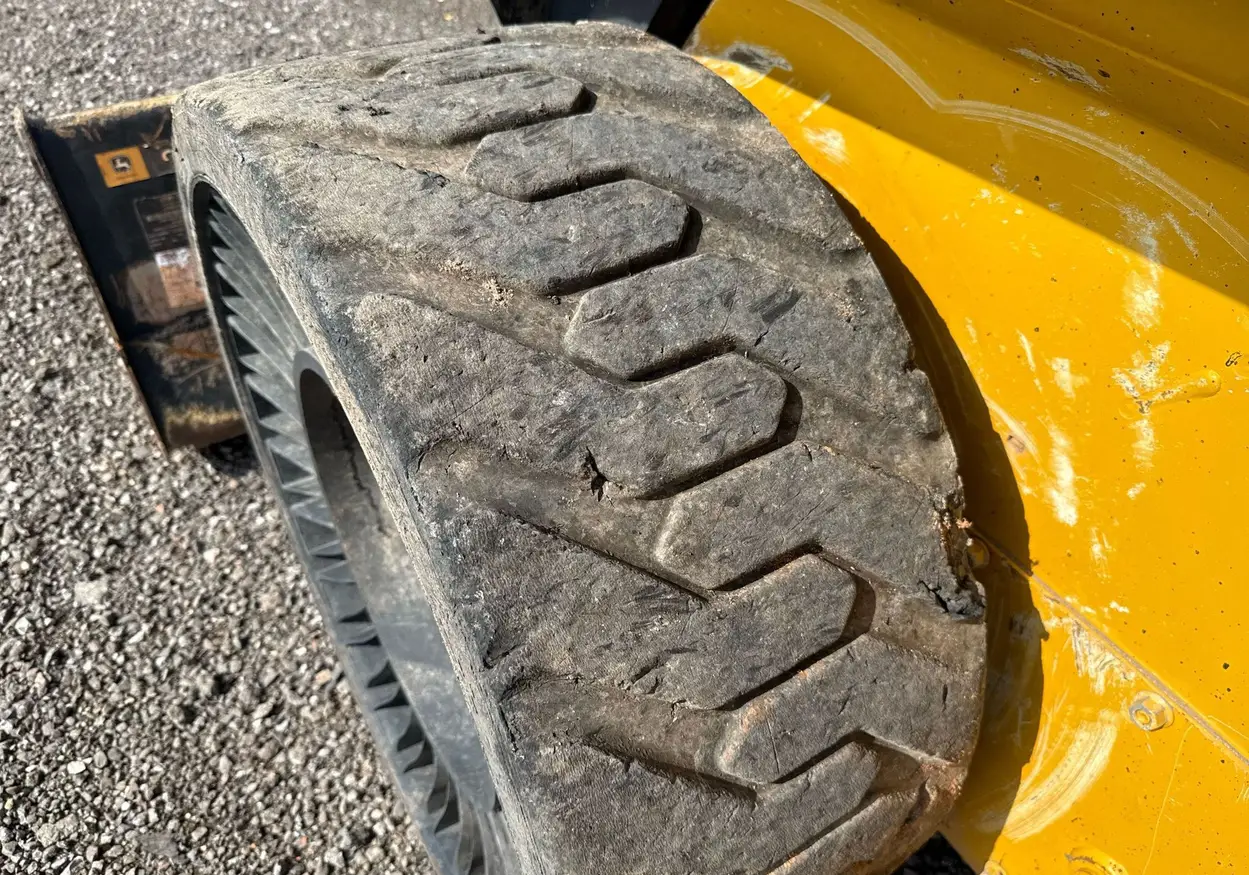 2021 John Deere 324G skid steer loader