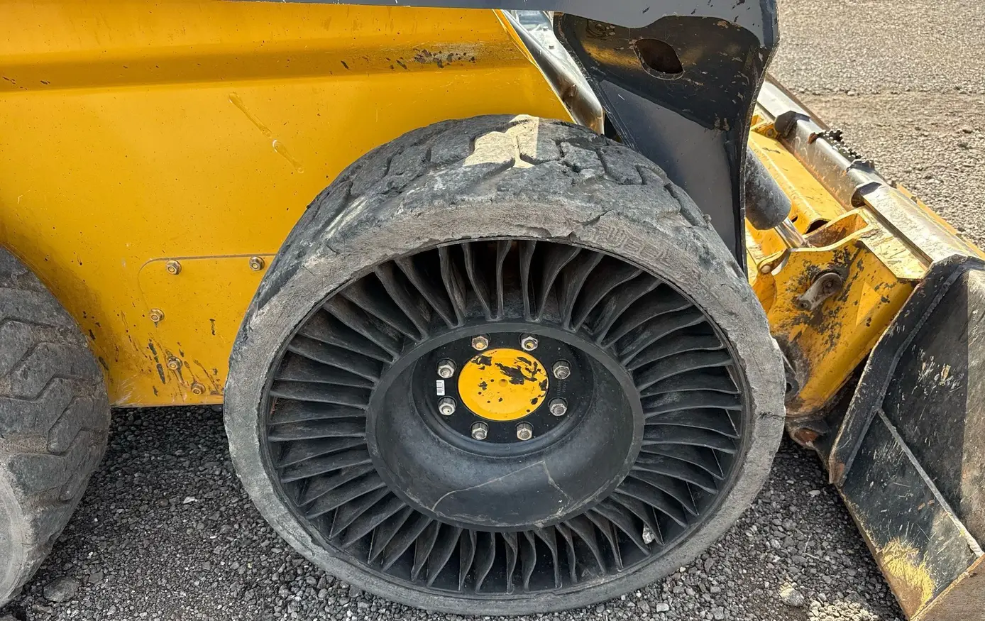 2021 John Deere 324G skid steer loader