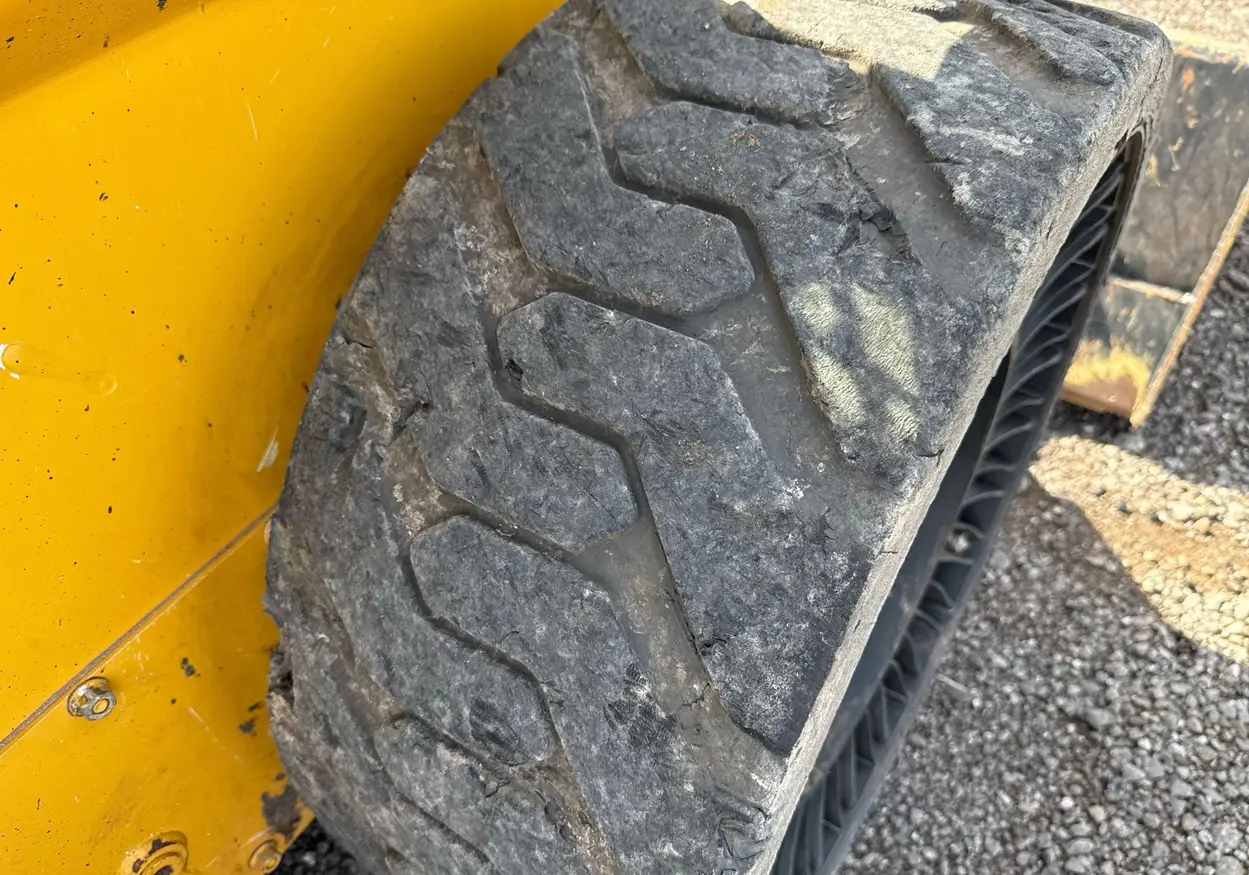 2021 John Deere 324G skid steer loader