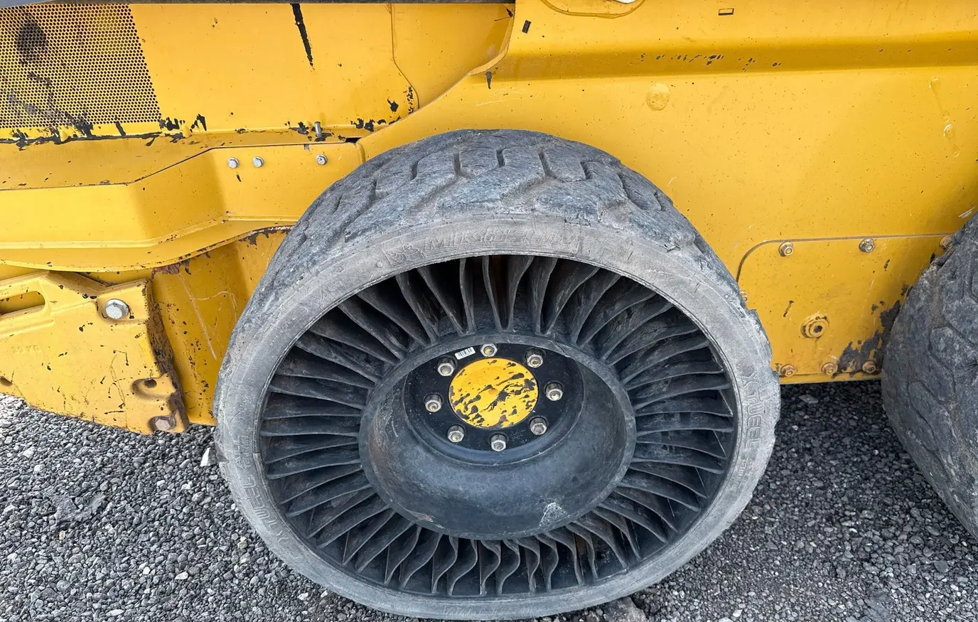 2021 John Deere 324G skid steer loader