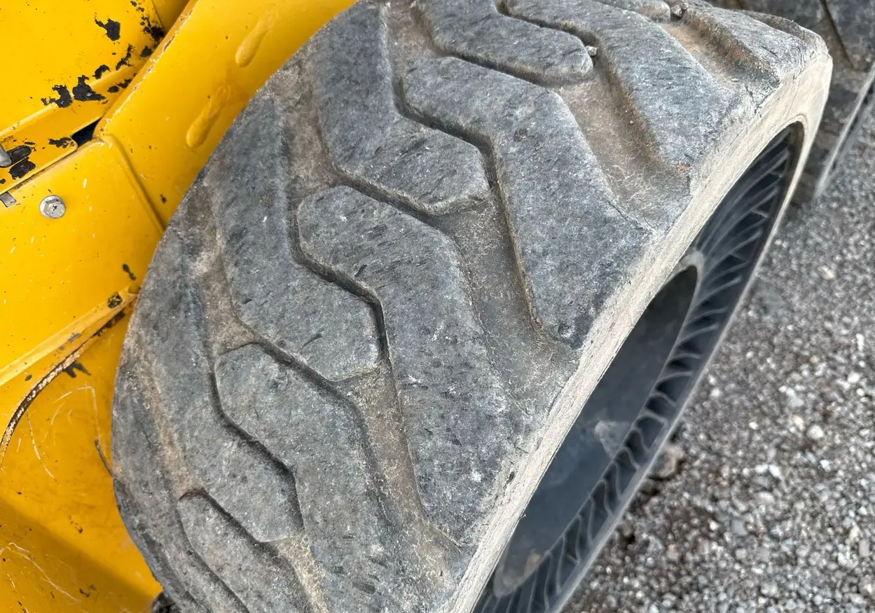 2021 John Deere 324G skid steer loader