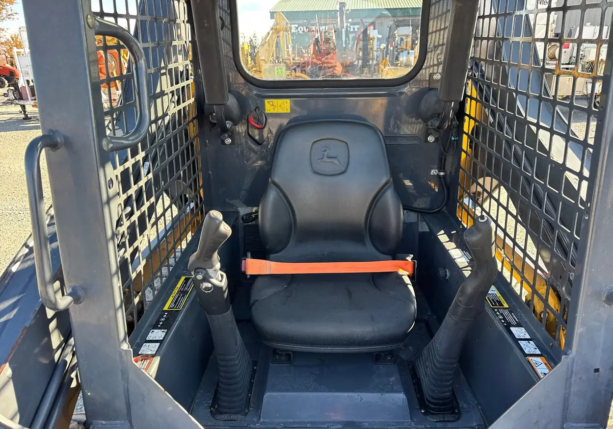 2017 John Deere 318G skid steer loader