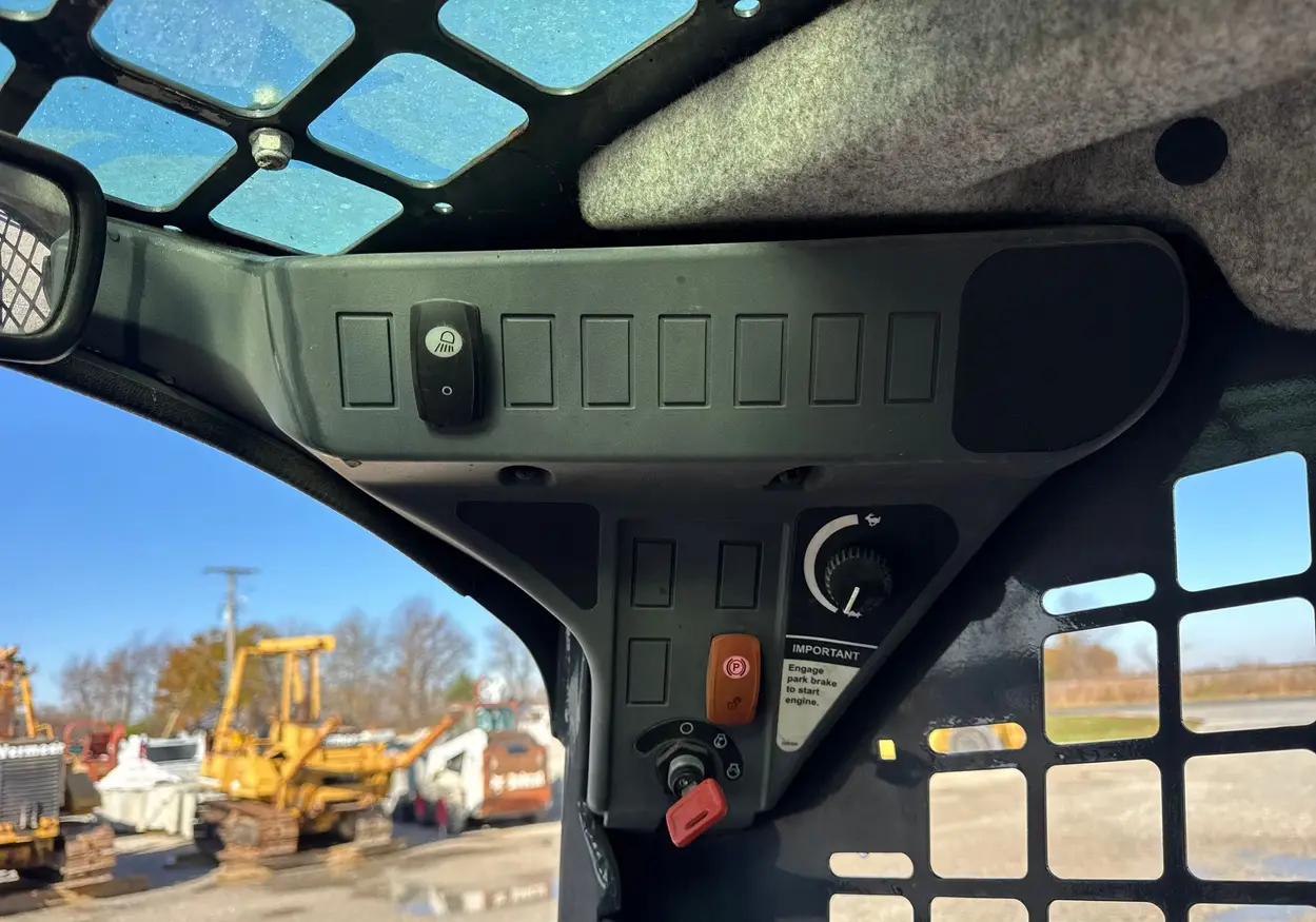 2017 John Deere 318G skid steer loader