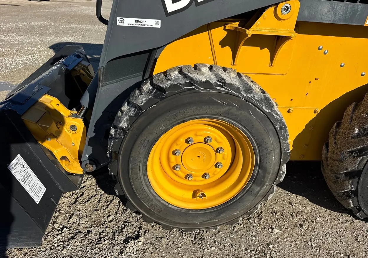 2017 John Deere 318G skid steer loader
