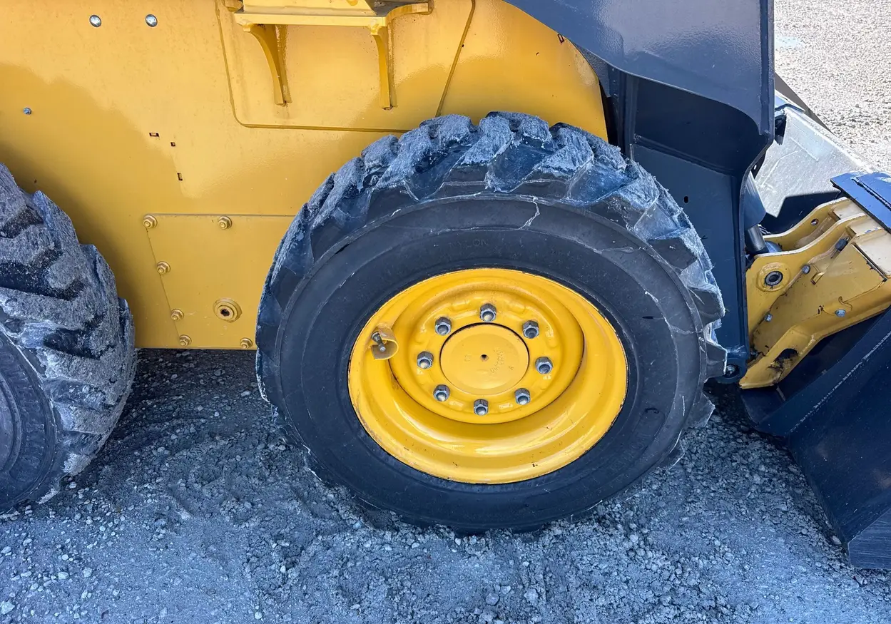 2017 John Deere 318G skid steer loader
