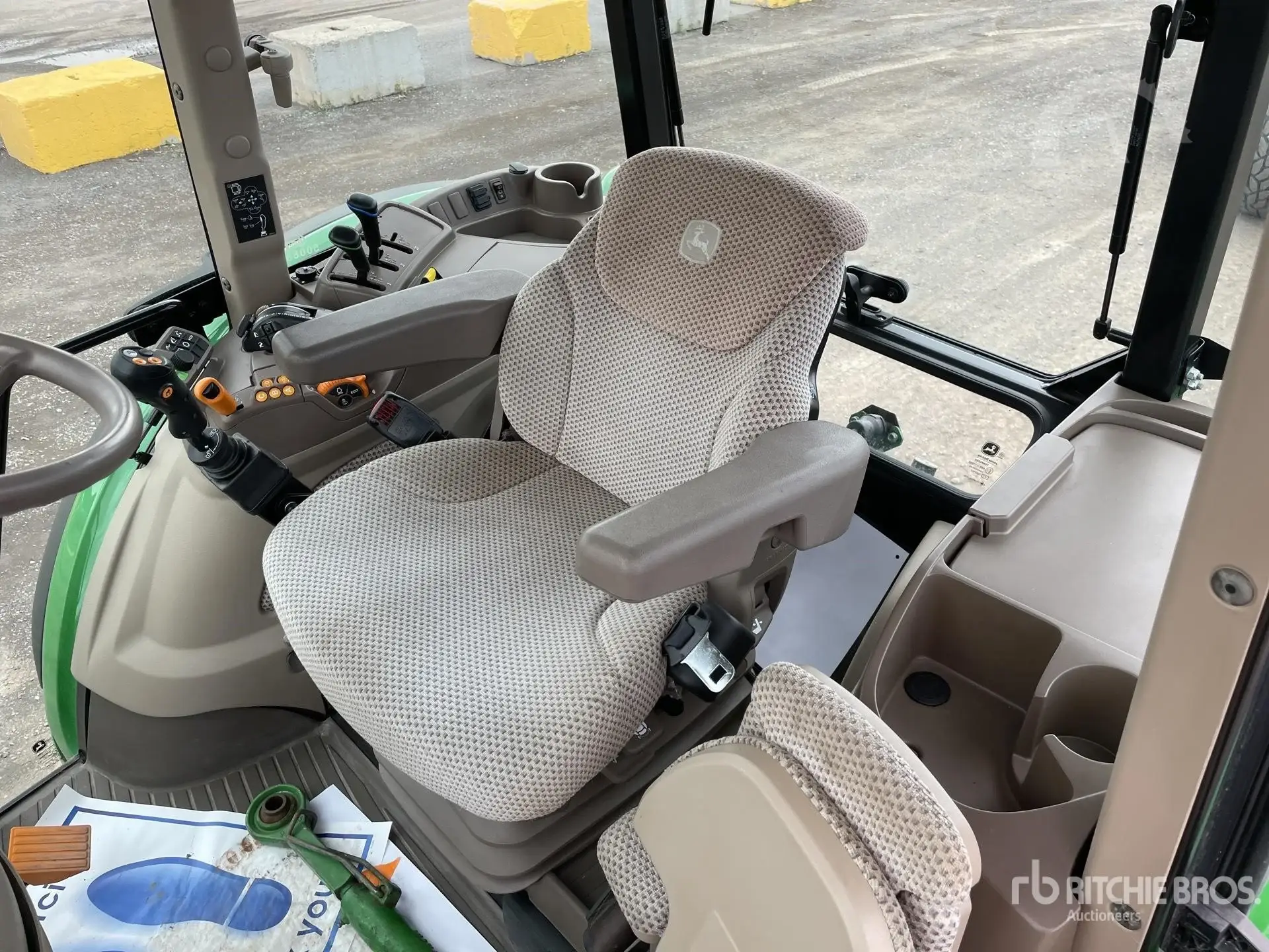 2018 JOHN DEERE 5090R Tractor