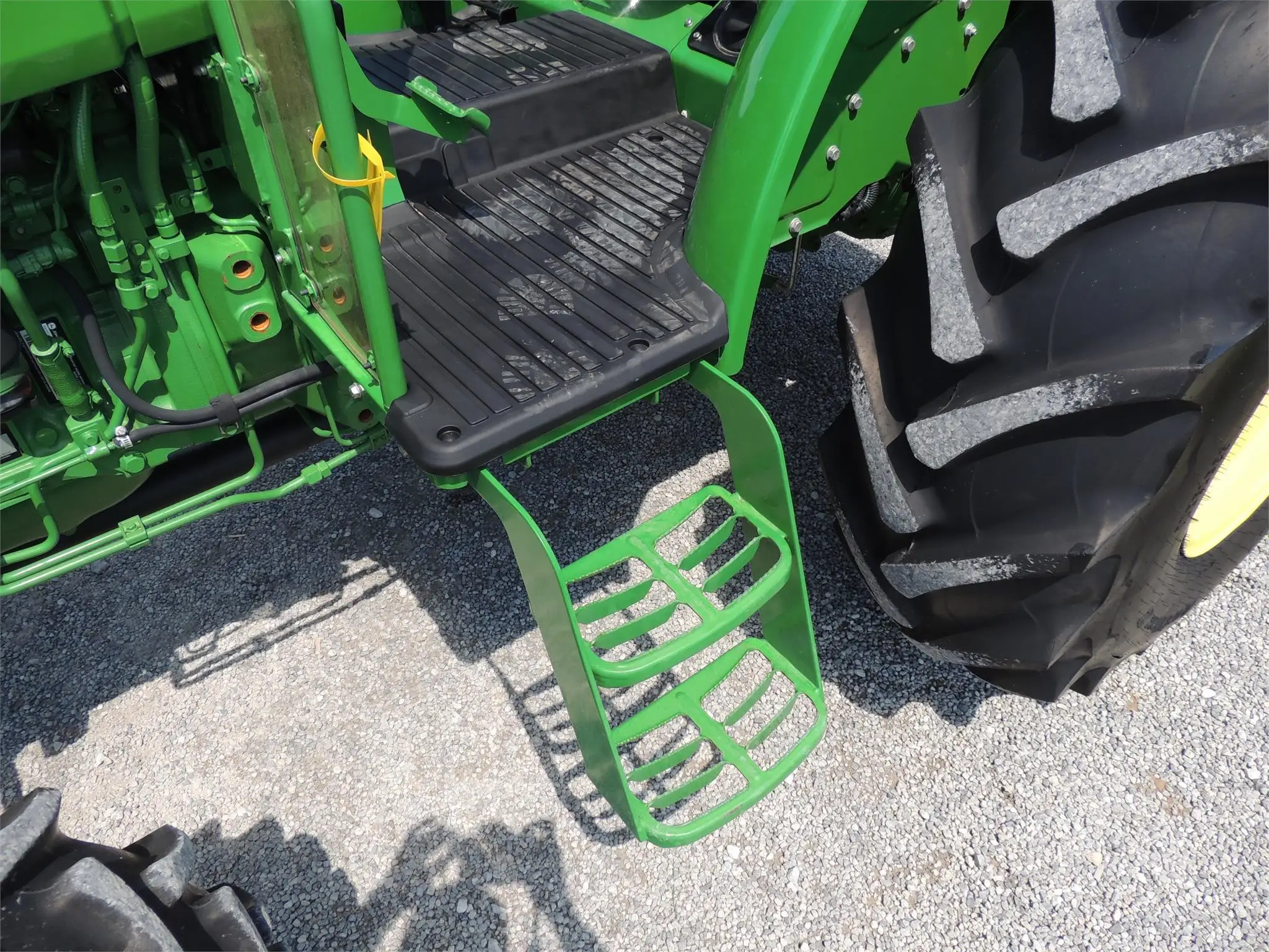 2018 JOHN DEERE 5065E tractor