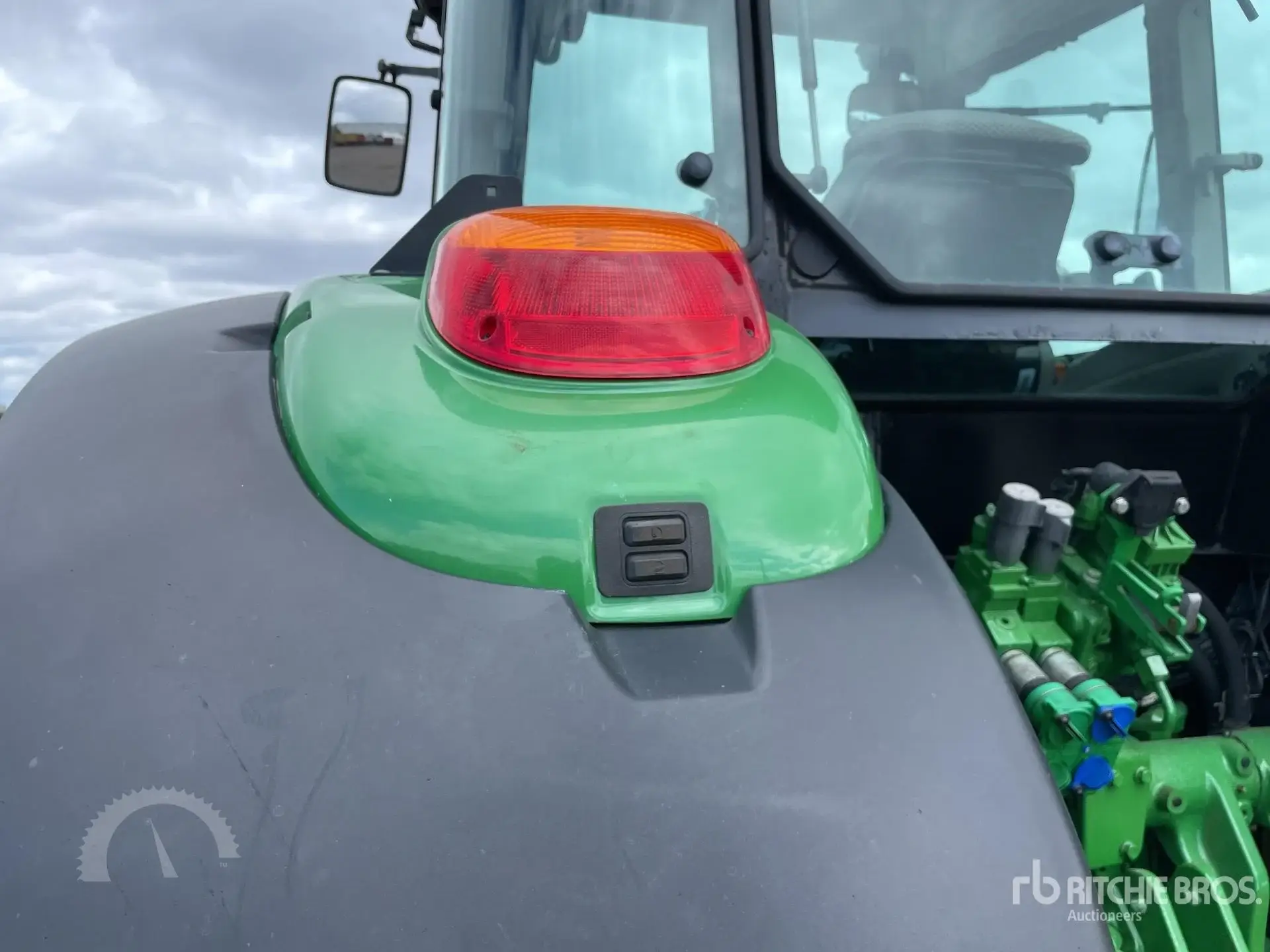 2018 JOHN DEERE 5090R Tractor