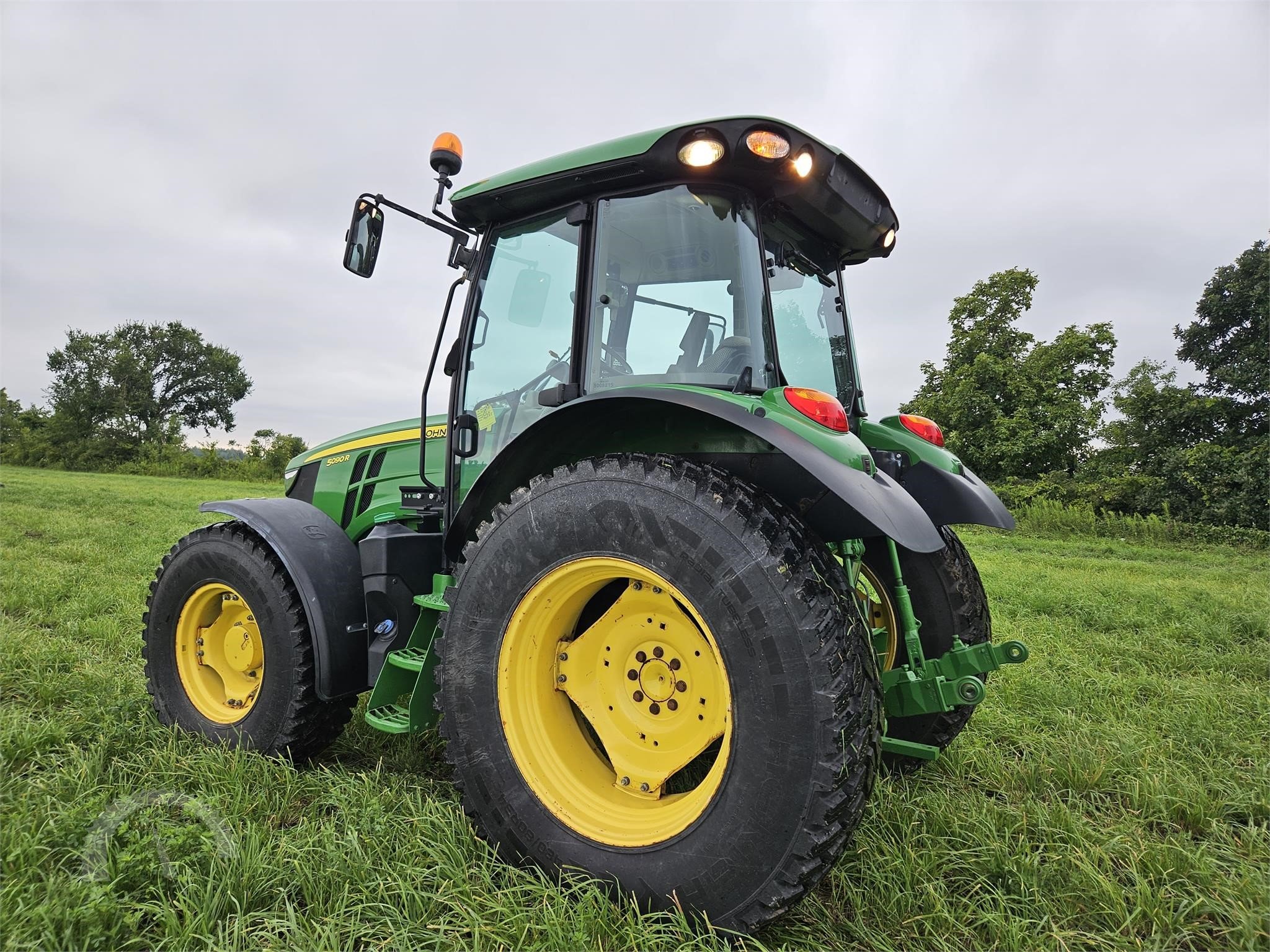 2018 JOHN DEERE 5090R Tractor