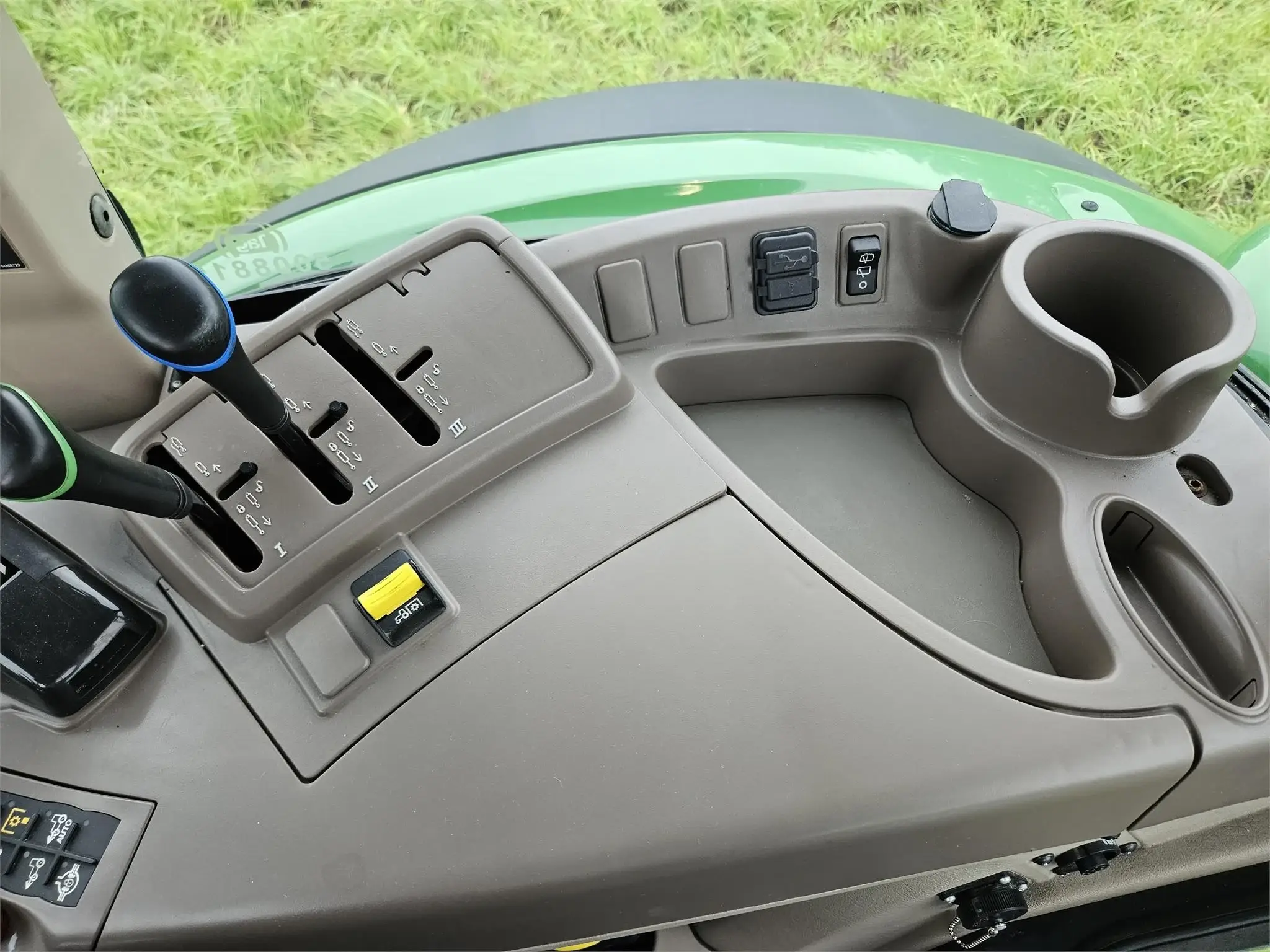 2018 JOHN DEERE 5090R Tractor