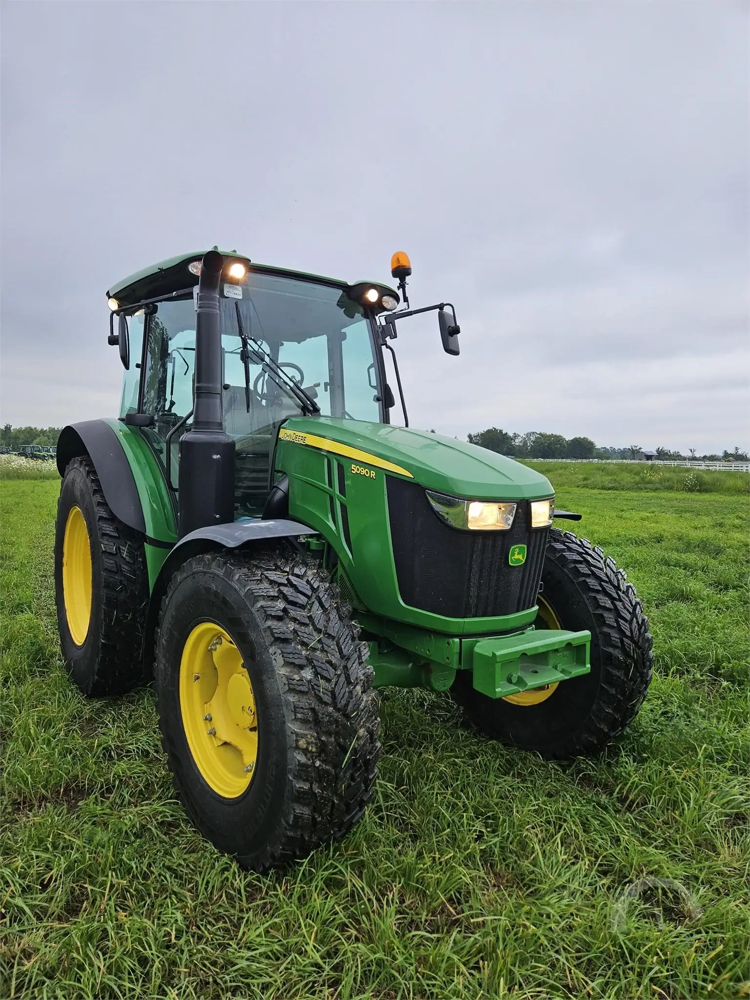 2018 JOHN DEERE 5090R Tractor